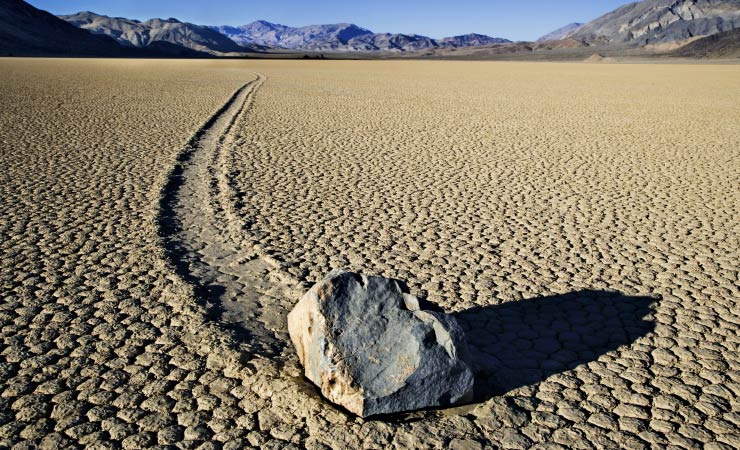 Die Wanderung von Gesteinsbrocken durch das Death Valley