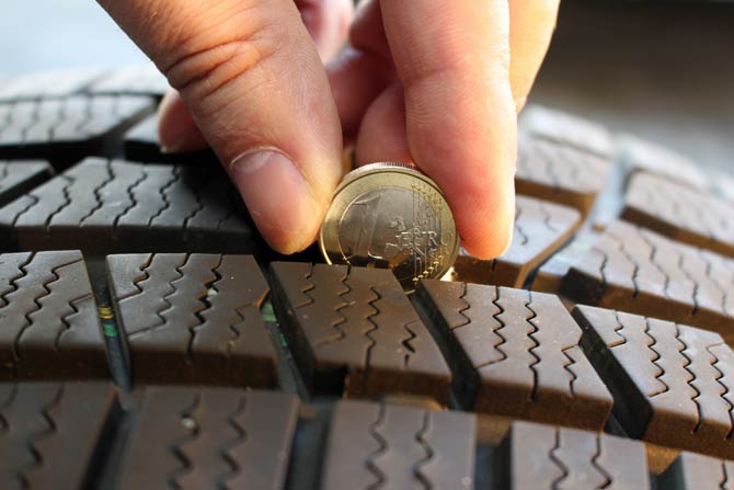 1-Euro-Münze als Tiefenmesser