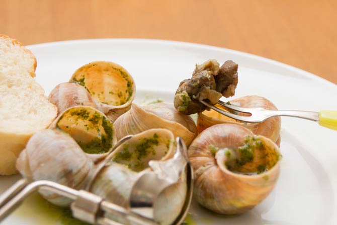 Weinbergschnecken mit Kräuterbutter und Baguette