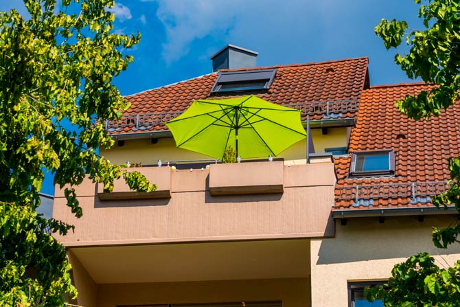 Sonnenschirm auf Balkon