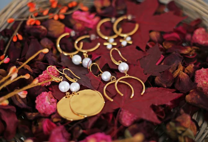 Perlenbesetzter Schmuck im Herbst