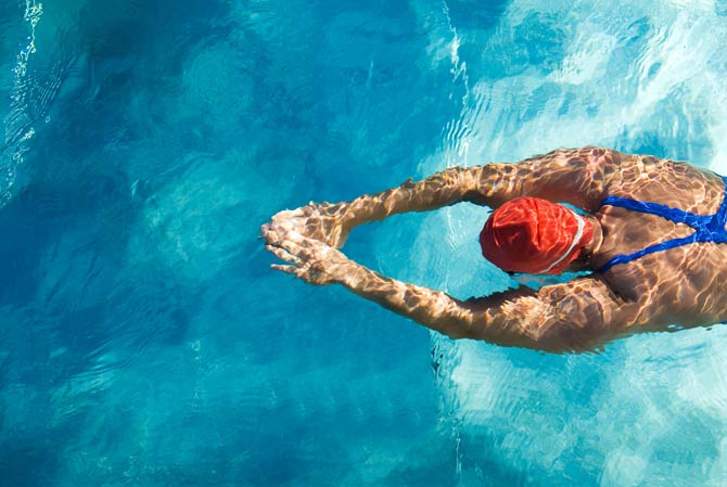 Schwimmen stärkt die Rückenmuskulatur