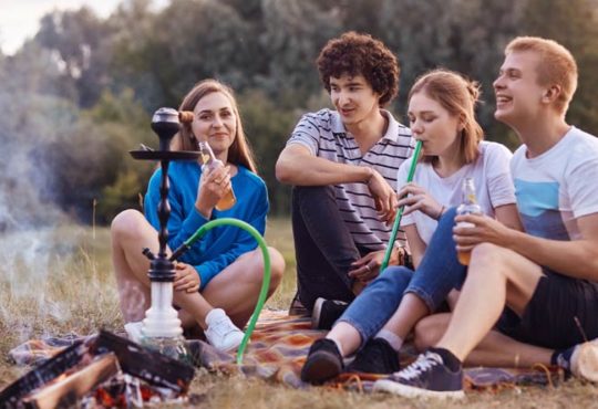 Shisha rauchen im Freien