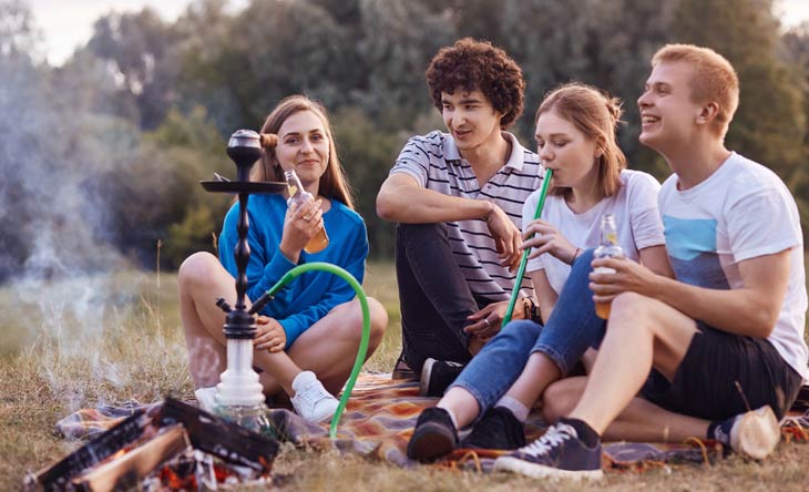 Shisha rauchen im Freien