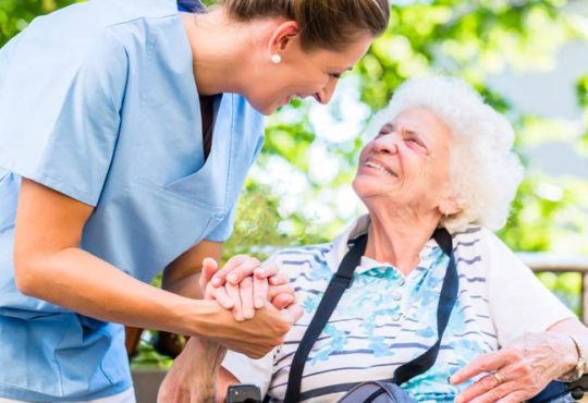 Höhere Mindestlöhne in der Altenpflege