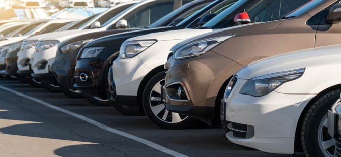 Autos mit typischem Verbrennungsmotor