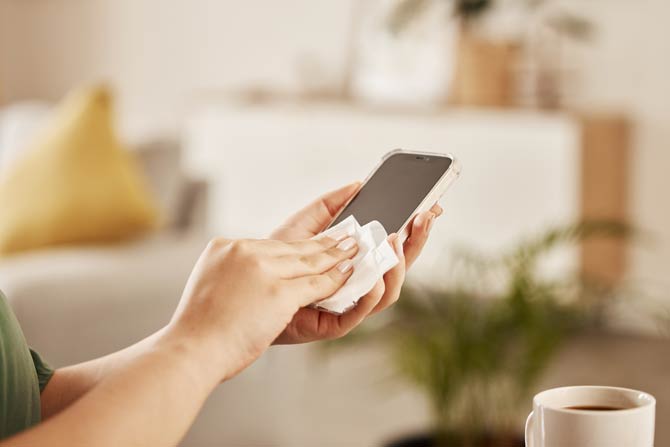 Cleaning the smartphone display