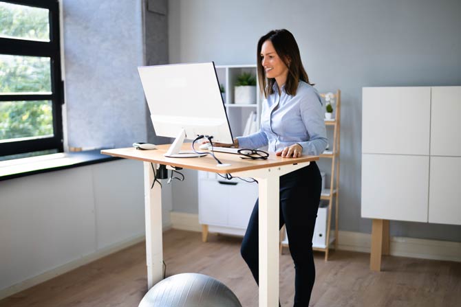 Im Sitzen oder Stehen arbeiten