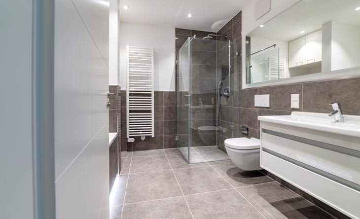 Moderne Badgestaltung und Badeinrichtung